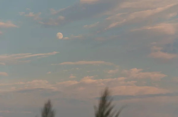 Belo Pôr Sol Noite Com Lua Céu — Fotografia de Stock