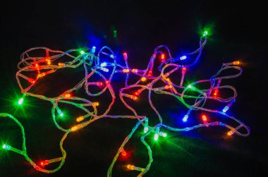 Noel ağacı garland, çam kozalağı, yılbaşı ağacı, kelebek, siyah bir zemin üzerine mum.