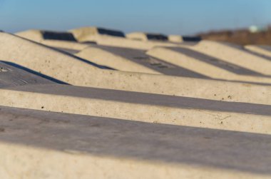 İyi kalitede takviyeli beton uyuyanlar yığını.