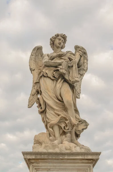 意大利罗马一座桥上的天使大理石雕像 — 图库照片