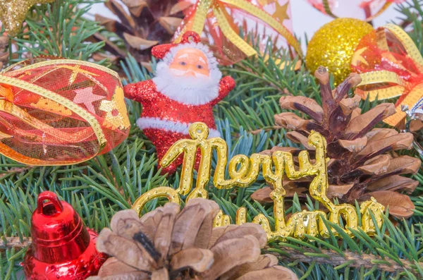 Bir Noel ağacı, Noel oyuncaklar, koni beyaz zemin üzerine yeşil dallar.