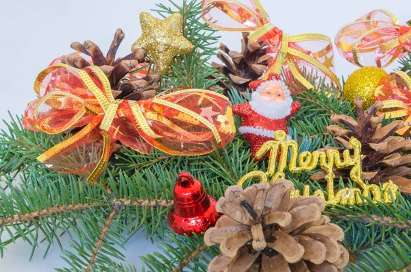 Bir Noel ağacı, Noel oyuncaklar, koni beyaz zemin üzerine yeşil dallar.