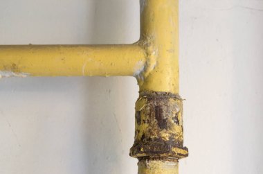 Sarı eski gaz boru giriş unsuru.