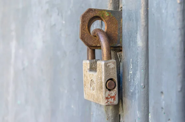 Velho Cadeado Enferrujado Porta Frente — Fotografia de Stock