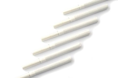 Farklı sigara beyaz bir arka plan üzerinde yalan.