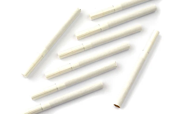 Différemment Couché Cigarettes Sur Fond Blanc — Photo