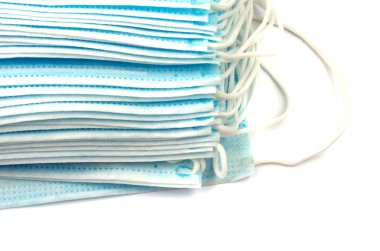 Beyaz bir arka plan üzerinde steril tıbbi maskesi.