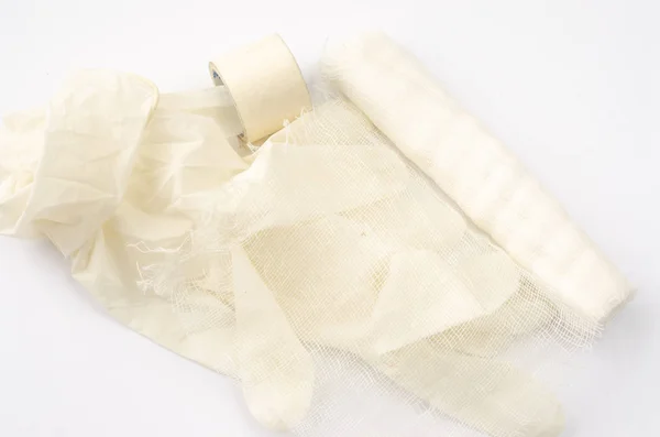 滅菌医療用手袋と白の背景に包帯 — ストック写真