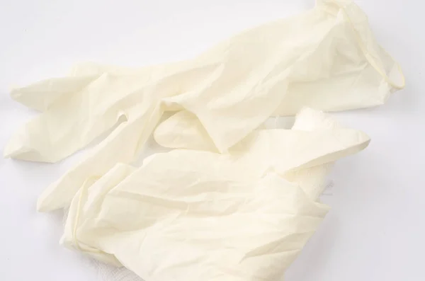 滅菌医療用手袋と白の背景に包帯 — ストック写真