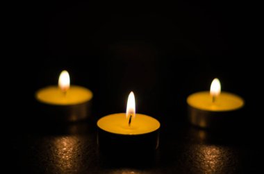 Siyah bir arka plan üzerinde izole kokulu mumlar yanan.