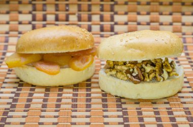 Güzel bir arka plan üzerinde çeşitli farklı dolguları ile hamburger topuz.