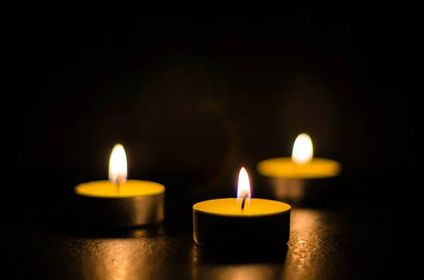 Палаючі Запашні Свічки Ізольовані Чорному Тлі — стокове фото