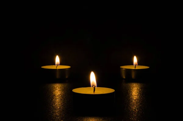 Siyah bir arka plan üzerinde izole kokulu mumlar yanan.