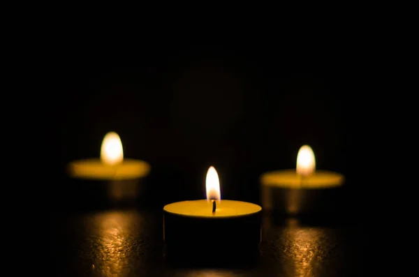 Палаючі Запашні Свічки Ізольовані Чорному Тлі — стокове фото