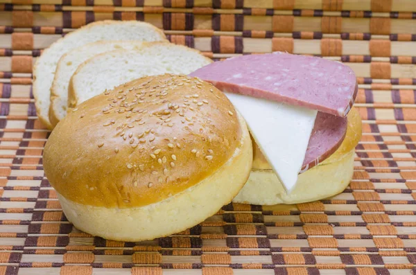 Hamburger Broodje Met Verschillende Vullingen Geassorteerde Een Mooie Achtergrond — Stockfoto