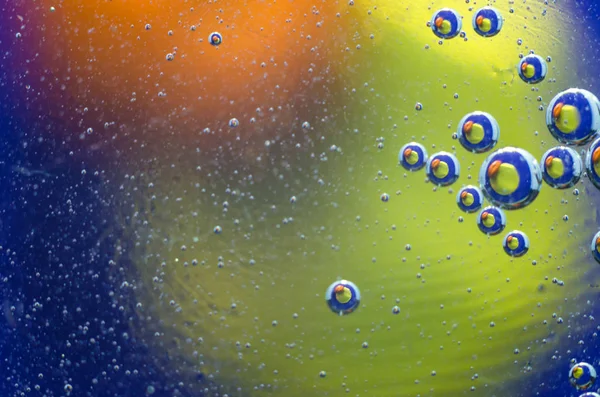 Burbujas Aceite Agua Sobre Fondo Color —  Fotos de Stock