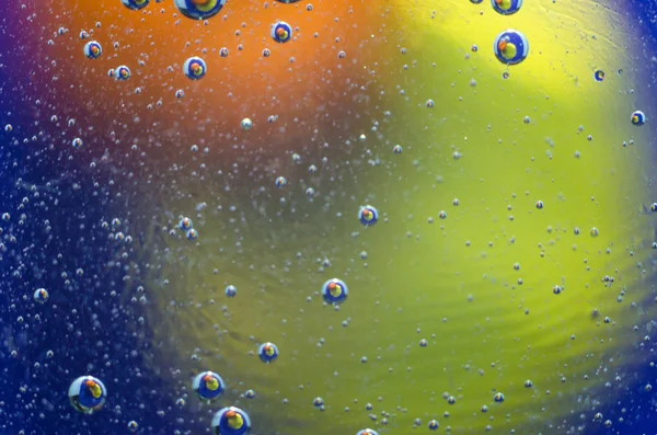 Пузырьки Масла Воде Цветном Фоне — стоковое фото