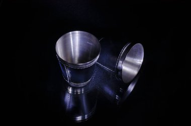 Farklı arka planlar üzerinde karanlıkta ışık ile oynarken.