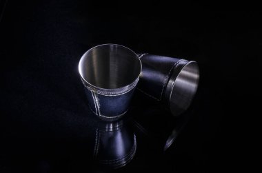 Farklı arka planlar üzerinde karanlıkta ışık ile oynarken.