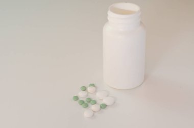 Tablet beyaz bir masanın üzerine koyulur.