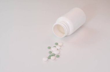 Tablet beyaz bir masanın üzerine koyulur.