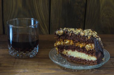 Yiyecek ve içecek ağaca vardır.