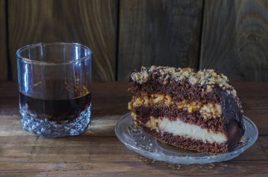 Yiyecek ve içecek ağaca vardır.