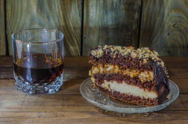 Yiyecek ve içecek ağaca vardır.