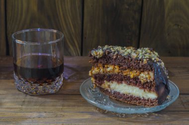 Yiyecek ve içecek ağaca vardır.