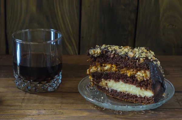 Yiyecek ve içecek ağaca vardır.