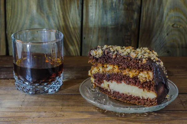 Yiyecek ve içecek ağaca vardır.