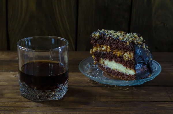 Yiyecek ve içecek ağaca vardır.