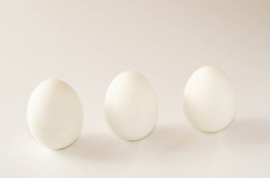Beyaz bir arka plan üzerinde büyük beyaz yumurta.