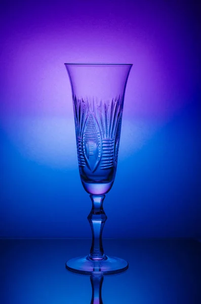 Bright färgade ljus gör sin väg genom glaset. — Stockfoto