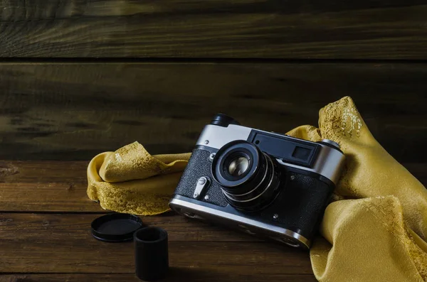 Photo film and film camera on a wooden table. — Stock Photo, Image