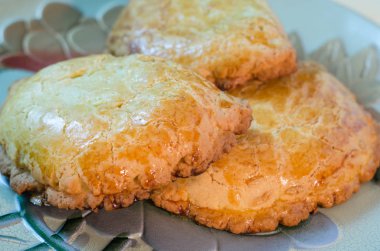 Büyük bir tabak üzerinde süzme peynir ile ev yapımı hamur işleri.