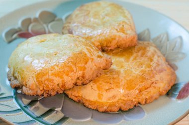 Büyük bir tabak üzerinde süzme peynir ile ev yapımı hamur işleri.