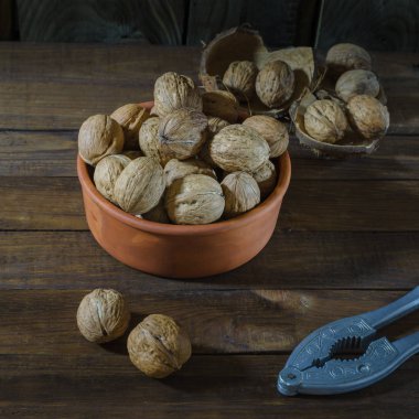 Ahşap arka plan üzerinde ceviz natürmort.