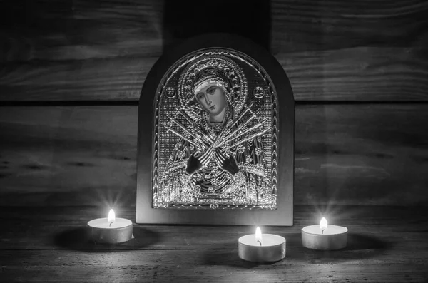 Горіння лампи в кімнаті з Православна ікона. — стокове фото