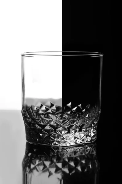 Vetro astratto, bicchiere di vino su sfondo bianco e nero . — Foto Stock