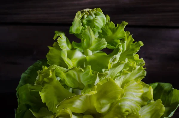 Cavolo di fiore decorativo su uno sfondo di legno . — Foto Stock