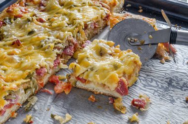 Özel bıçakla dilimler halinde pizza kesme.