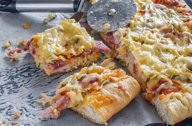 Özel bıçakla dilimler halinde pizza kesme.