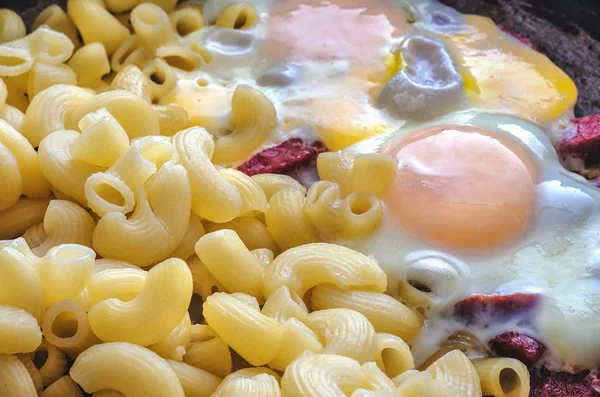 Těstoviny se smaženými vejci v pánvi. Domácí kuchyně. — Stock fotografie