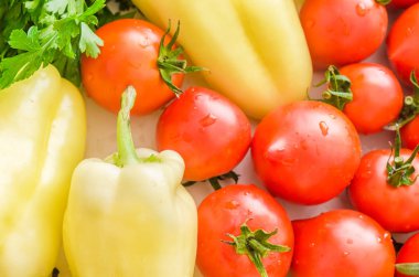 Taze ve yıkanmış sebzeler ile renkli arka plan.