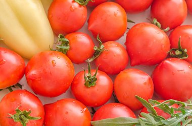 Taze ve yıkanmış sebzeler ile renkli arka plan.