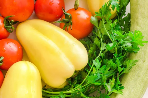 Bunter Hintergrund mit frischem und gewaschenem Gemüse. — Stockfoto