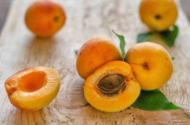 Olgun kayısı güzel doğal kurulları üzerinde yalan.