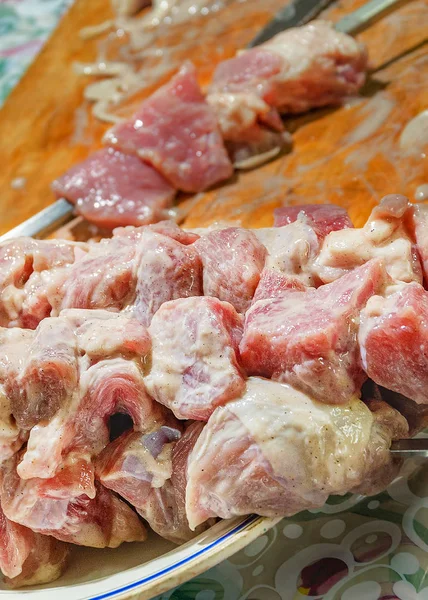 Όμορφο κρέας τουρσί για μπάρμπεκιου σε ένα ξύλινο σανίδα. — Φωτογραφία Αρχείου