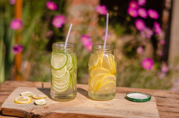 Ahşap bir masada, çeşitli arka planlarda taze meyve suları.